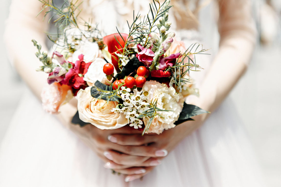 新娘捧花、新郎胸花，設計推薦和預算建議。